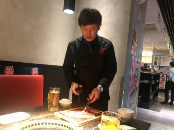 日本“烤肉匠人”在成都：以烤肉为媒 传递美味文化